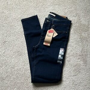 NWT LEVI'S 311 Shaping Skinny Jean. Mid-rise, tummy slimming. 8 long/ W29 L32.